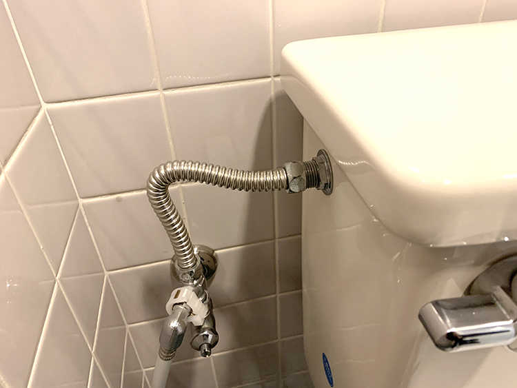 トイレの給水管の水漏れ