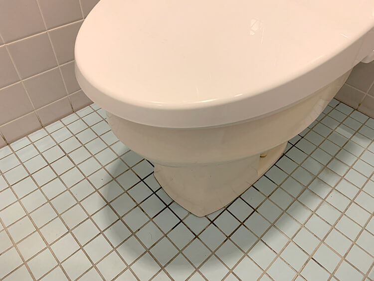 トイレ床周辺の水漏れ