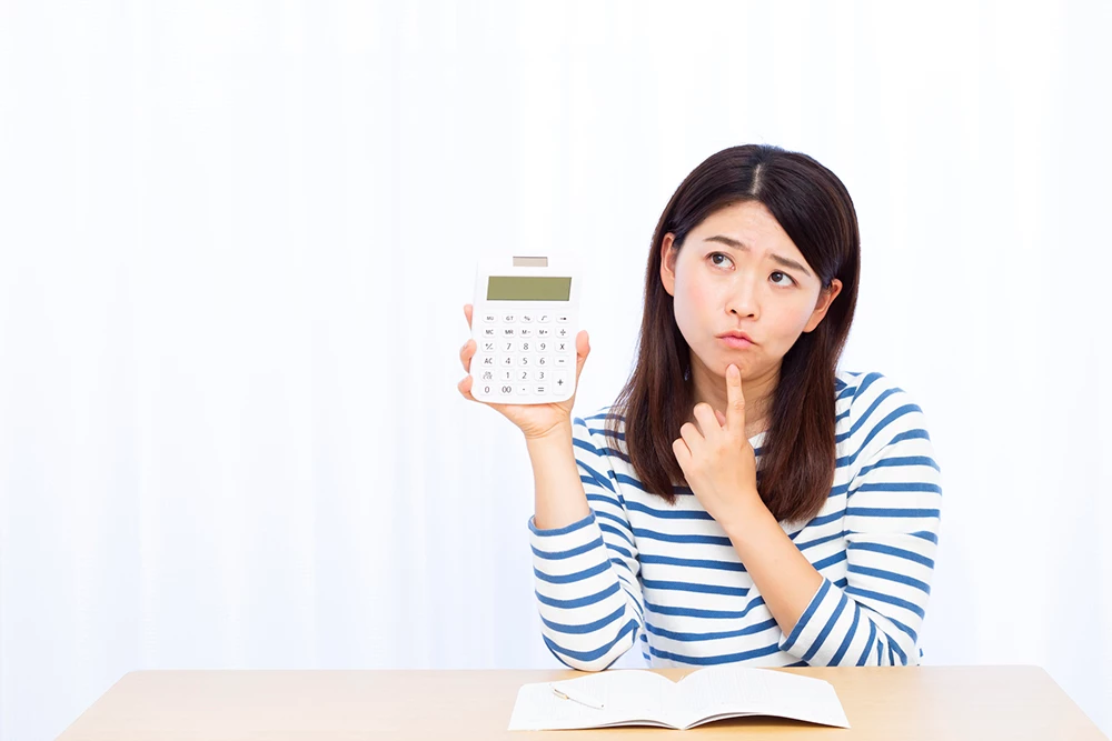 悩む女性のイメージ