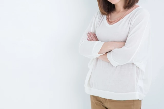 考えている女性のイメージ